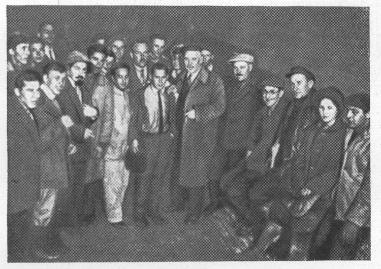 Д. Бедный с группой писателей в шахте на строительстве первой очереди Московского метро. 1933 г.